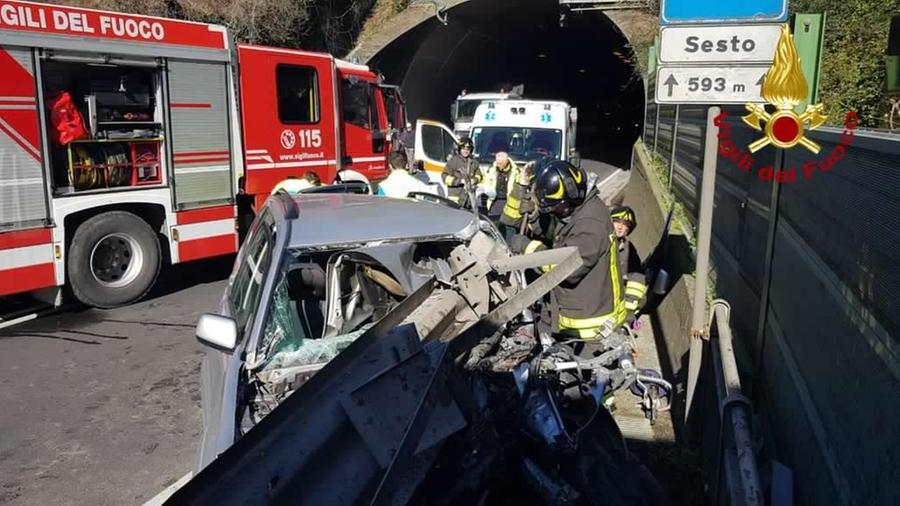Lucca, schianto sulla Ludovica: due feriti gravi. Uomo bloccato tra guardrail e lamiere dell’auto
