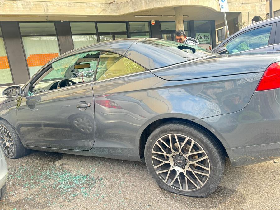 
	L'auto danneggiata sotto la casa dell'operaio

