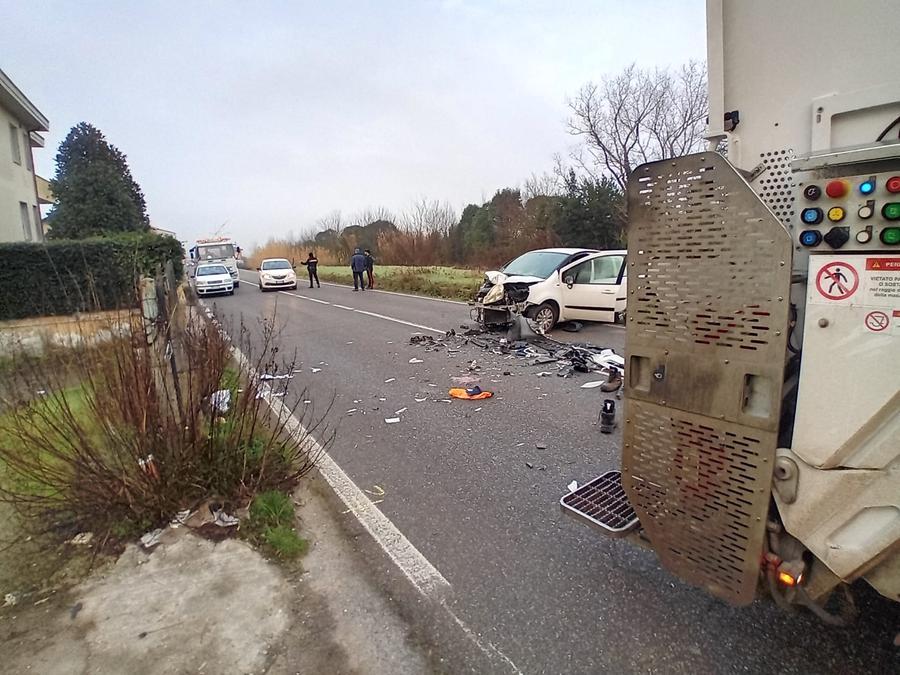 Spazzino della Geofor travolto da un’auto lungo la ToscoRomagnola, il conducente positivo a cocaina e alcol