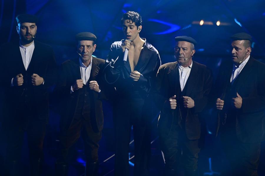 Paulicu Mossa sale sul palco di Sanremo