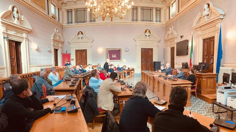 Eni e la nuova bioraffineria, a Livorno istituzioni e sindacati insieme per conferme su lavoro, livelli occupazionali e ambiente