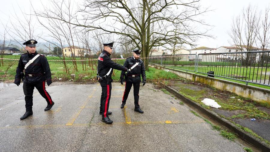 I carabinieri sul luogo del delitto (foto Autovino)