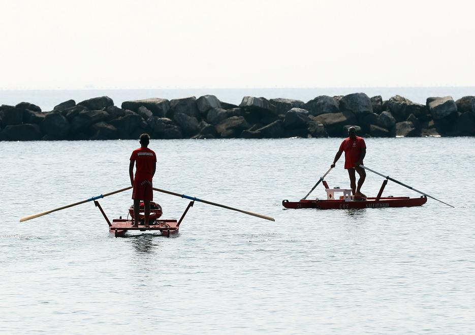 Lidi, bagnini ridotti: non entrare in acqua a pranzo