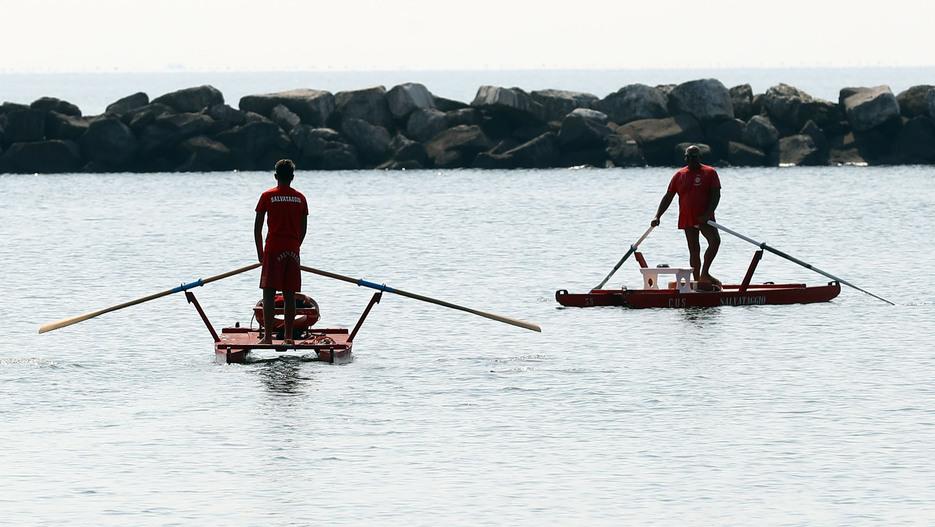 Lidi, bagnini ridotti: non entrare in acqua a pranzo