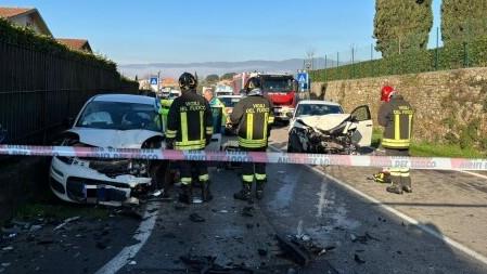 Pistoia, scontro frontale tra auto: gravissima una donna<br>