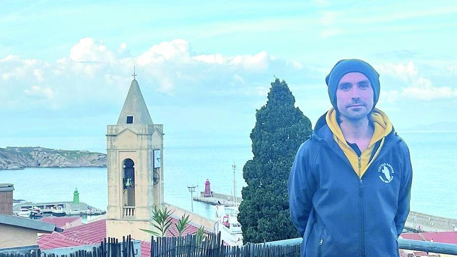 Matteo Coppa, consigliere comunale che all’isola del Giglio si occupa di far suonare a festa le campane (foto di Enzo Russo)