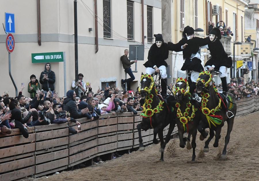 
	Una delle pariglie pi&ugrave; spettacolari mostrata in via Mazzini

