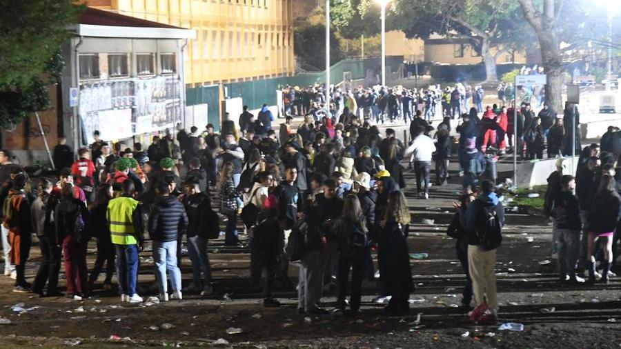 Assembramenti in piazza Aldo Moro nella serata