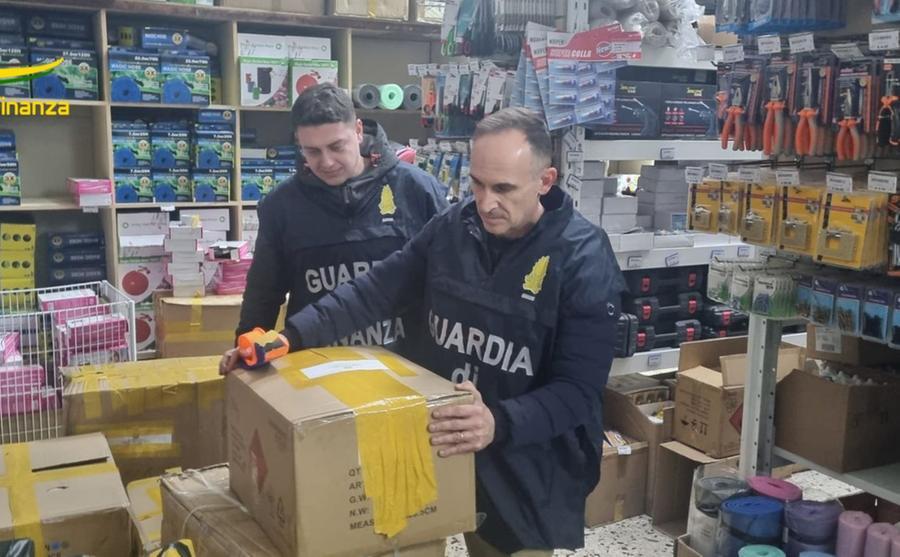 Da Livorno a Roma smart-watch, auricolari, prodotti elettronici: maxi sequestro di 220mila pezzi contraffatti