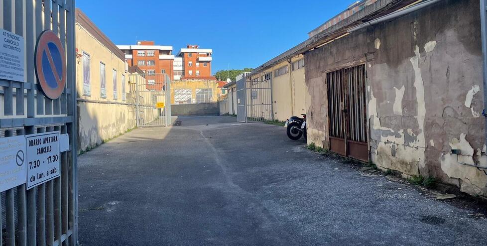 Il parcheggio di via Zola deserto ieri mattina intorno alle 10