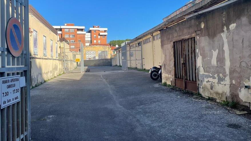 Il parcheggio di via Zola deserto ieri mattina intorno alle 10