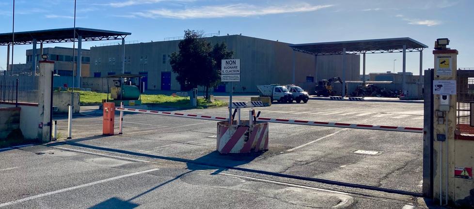 Lo stabilimento Rea di via dei Parmigiani a Cecina dove sorgerà il nuovo impianto di recupero (foto Michele Falorni/Silvi)