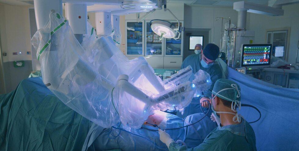 Un intervento chirurgico col robot all’ospedale Santo Stefano
