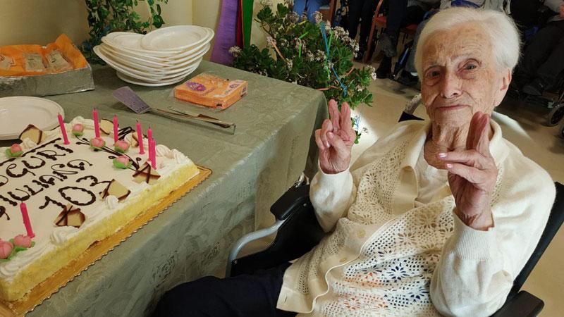 La nonna di Pontedera compie 103 anni. Margherita festeggia tra sorrisi, smalto e l’atletica nel cuore
