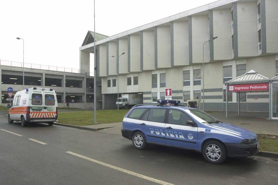 Modena, maltratta la sua compagna e minaccia di morte i medici