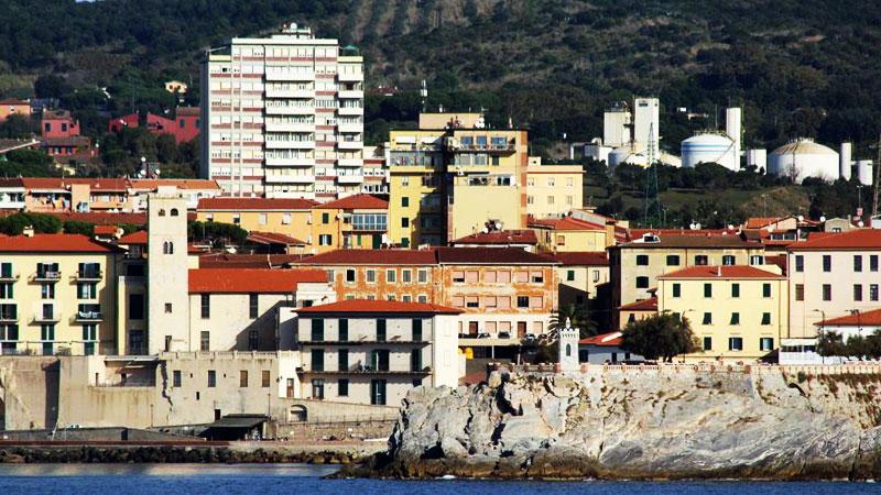 Piombino, dopo lo sfratto e le notti in macchina la famiglia è divisa: «Ora ho paura per i miei figli»