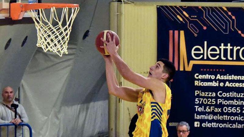 Lautaro Berra a canestro nella sfida contro Avellino (foto Paolo Barlettani)