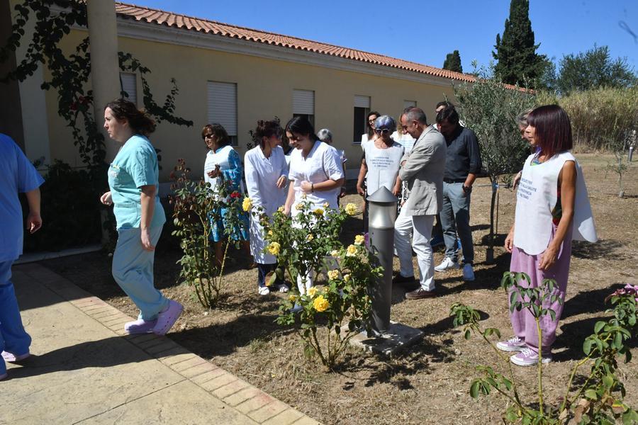 
	Personale e dirigenti dell'Asl davanti all'Hospice di Oristano

