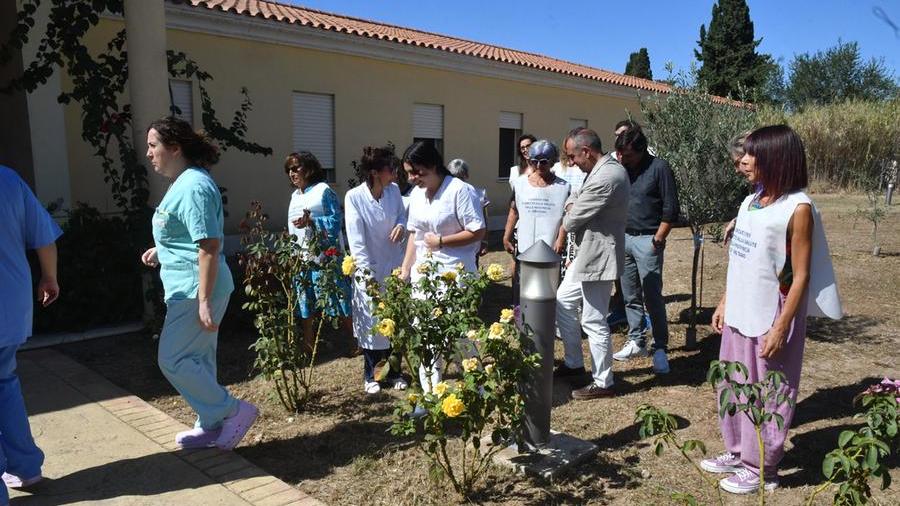 Personale e dirigenti dell'Asl davanti all'Hospice di Oristano