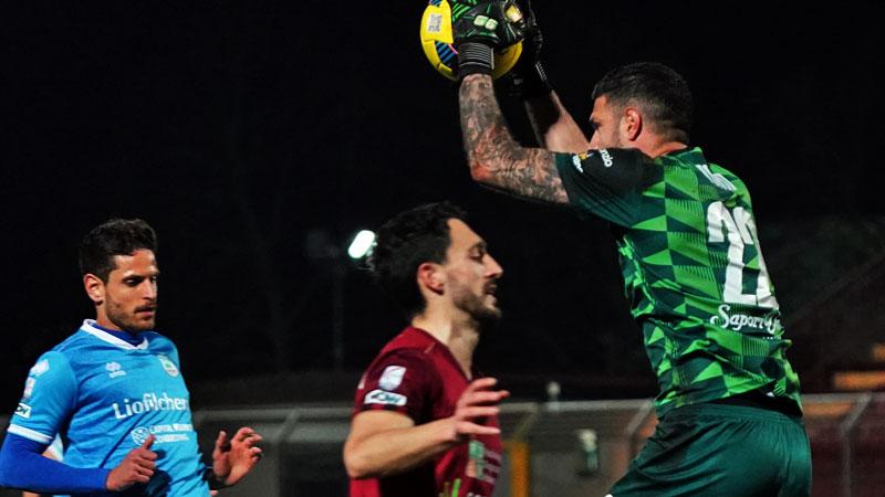 
	Un&rsquo;uscita alta del portiere ospite Tonti su Benedetti

