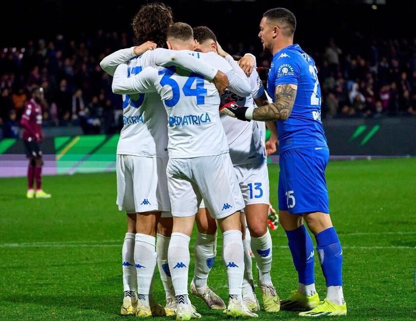 L’esultanza degli azzurri di mister Nicola per il successo conquistato all’Arechi contro la Salernitana (Foto Empoli Fc)