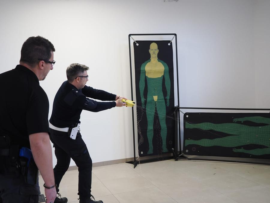 Taser a Ferrara, ora la Polizia locale sa come usarlo