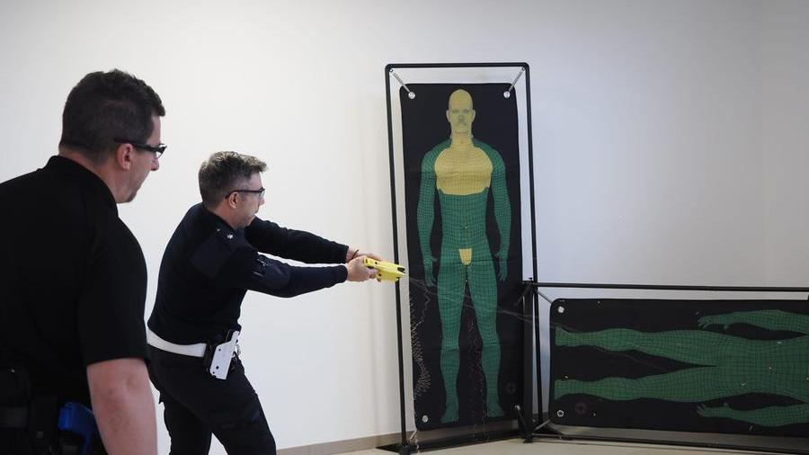 Taser a Ferrara, ora la Polizia locale sa come usarlo