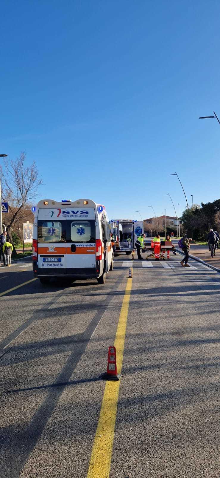 Scontro tra auto e moto sul viale di Antignano: soccorsi in due