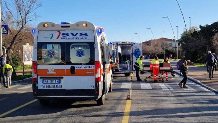 Scontro tra auto e moto sul viale di Antignano: soccorsi in due