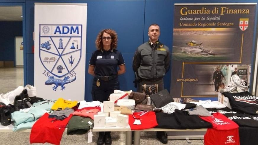 Elmas, sbarcano con capi contraffatti nelle valigie: multati