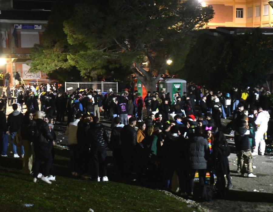 
	Piazza Aldo Moro piena di giovani durante i giorni della Sartiglia

