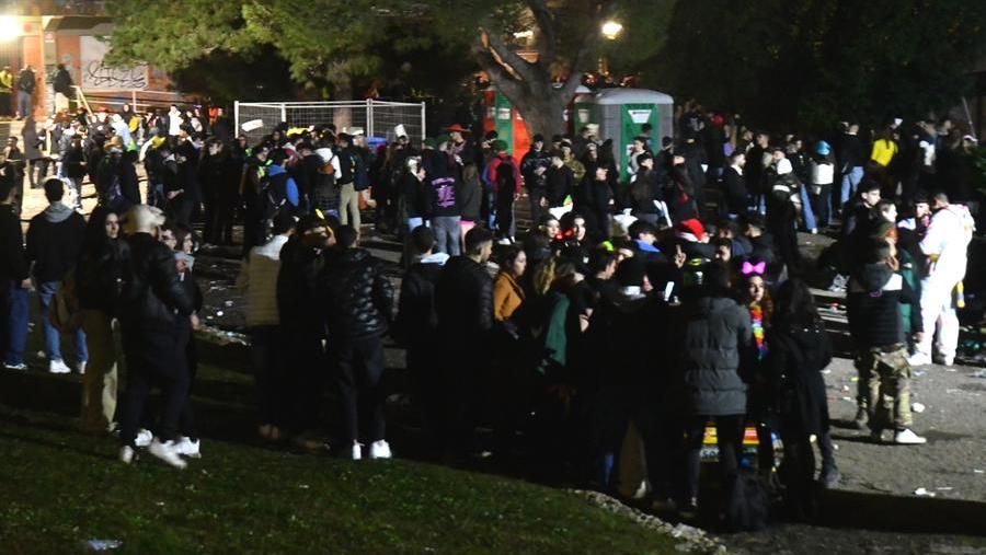 Piazza Aldo Moro piena di giovani durante i giorni della Sartiglia
