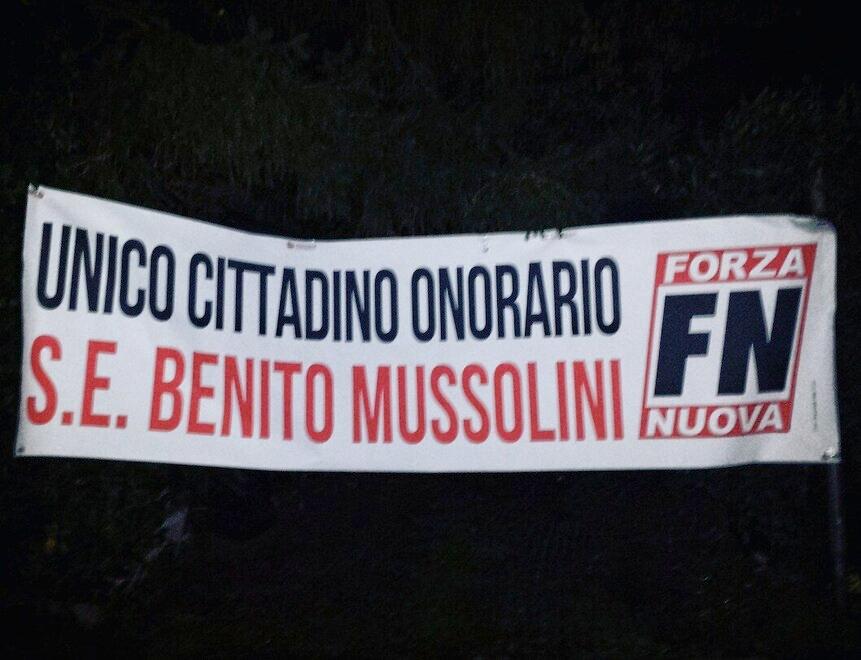 Lucca, striscione di Mussolini a casa Tambellini: assolti militanti di Forza Nuova<br>
