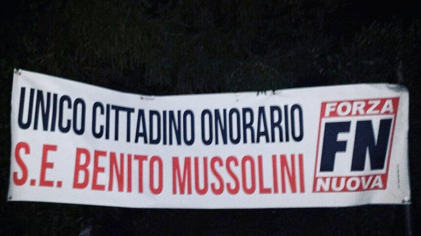 Lucca, striscione di Mussolini a casa Tambellini: assolti militanti di Forza Nuova<br>