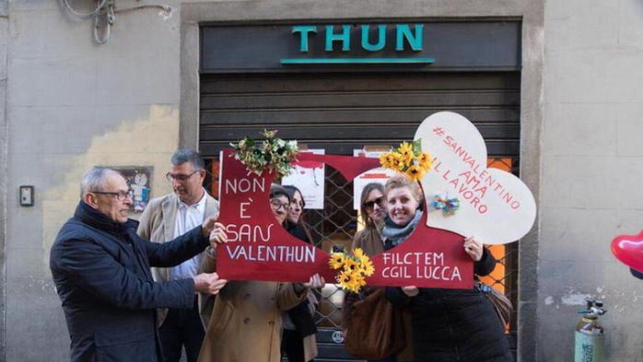 La protesta di fronte al punto vendita Thun di Lucca