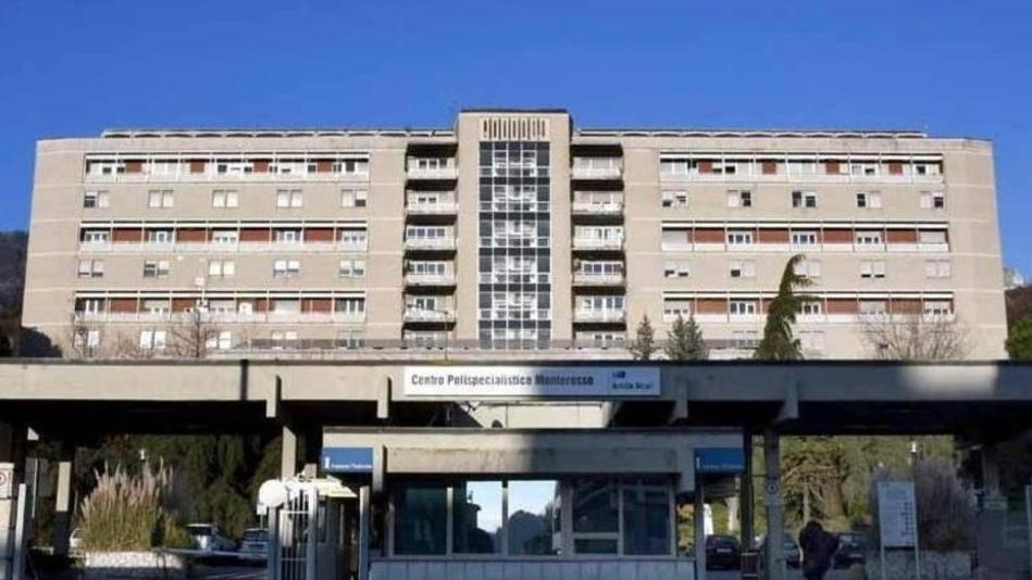 Carrara, morte sospetta in ospedale: trovato in una pozza di sangue