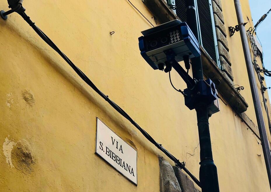 Una telecamera posizionata in corrispondenza di un varco elettrico all’ingresso nella Zona a Traffico Limitato (Ztl) dove le tariffe sono rimaste invariate per i residenti con notevoli aumenti per gli altri utenti
