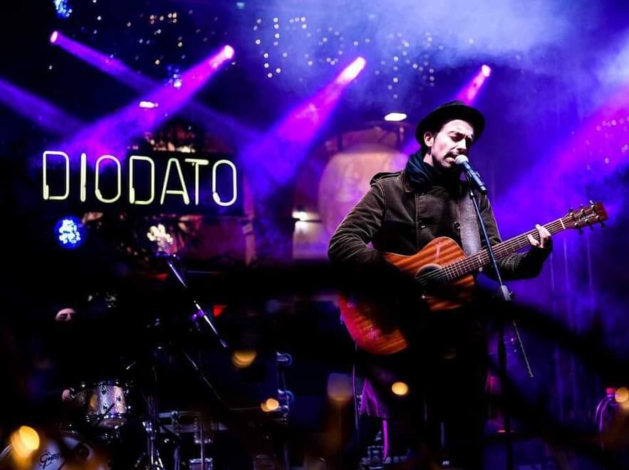 Antonio Diodato in concerto in piazza del Popolo a Peccioli a Capodanno 2019 (foto Luca Passerotti)