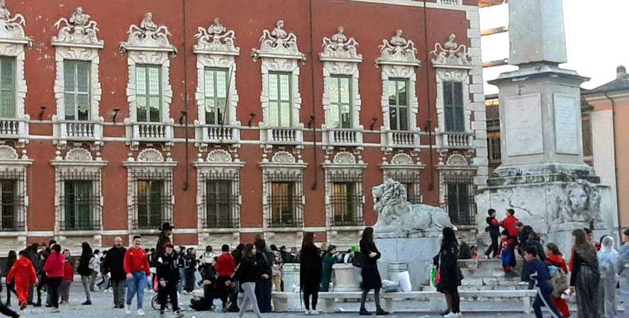 Un momento della festa di Carnevale che si è tenuta in piazza Aranci per martedì grasso