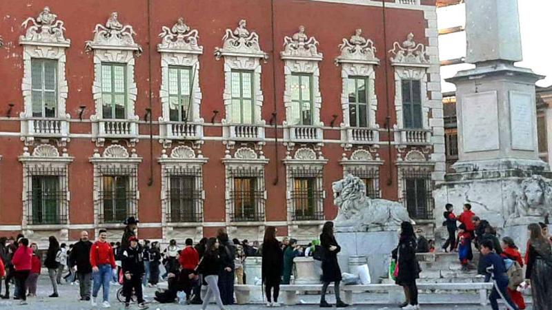 Un momento della festa di Carnevale che si è tenuta in piazza Aranci per martedì grasso
