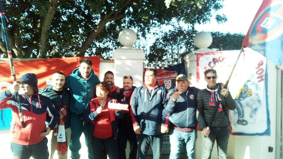 Tifosi del Cagliari ad Assemini per incoraggiare la squadra