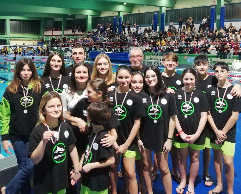 La squadra di giovani nuotatori della società MasterLab di Rosignano impegnata nelle ultime gare