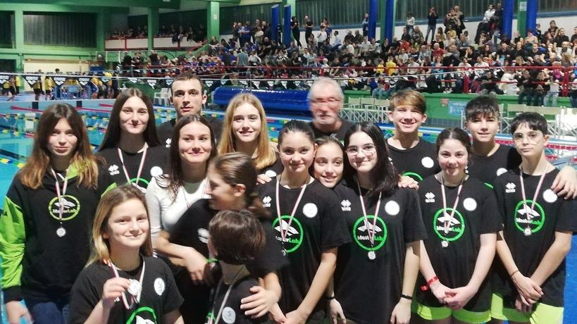 La squadra di giovani nuotatori della società MasterLab di Rosignano impegnata nelle ultime gare
