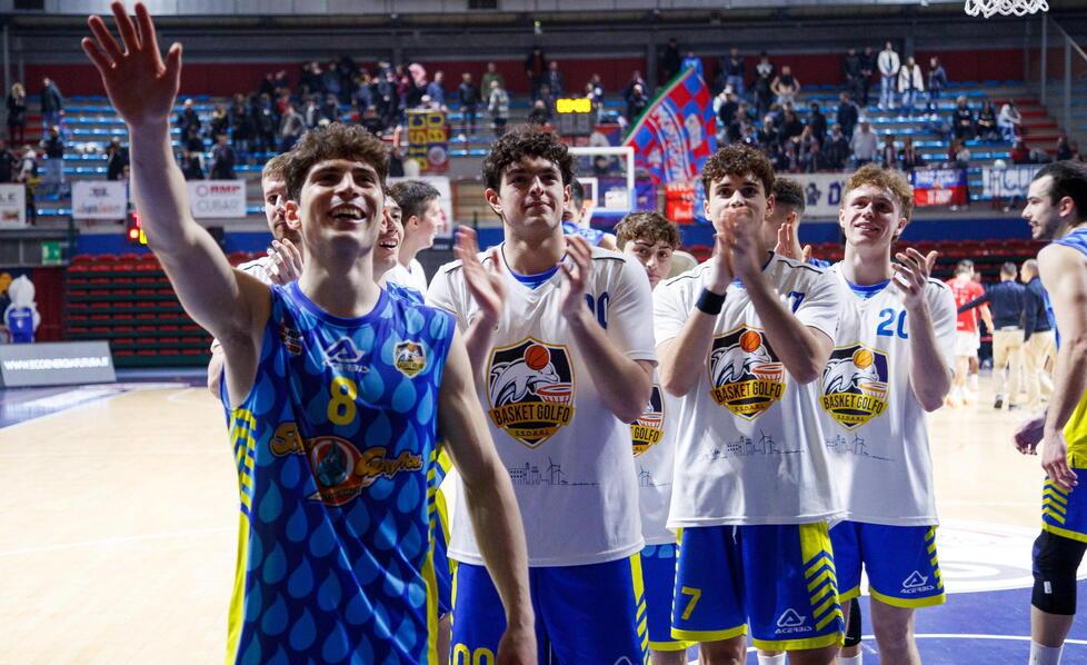 La gioia di Fabrizio Piccone, miglior realizzatore ieri sera al PalaTerme, insieme ai compagni (foto Nucci)