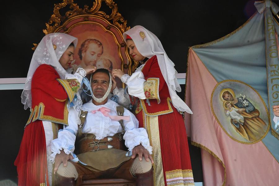 
	Fabrizio Manca durante la vestizione (foto Francesco Pinna)

