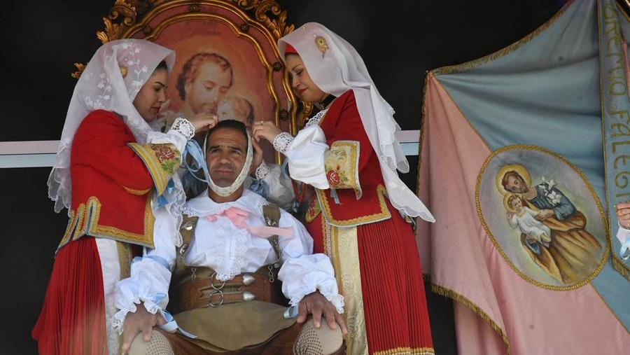 Fabrizio Manca durante la vestizione (foto Francesco Pinna)