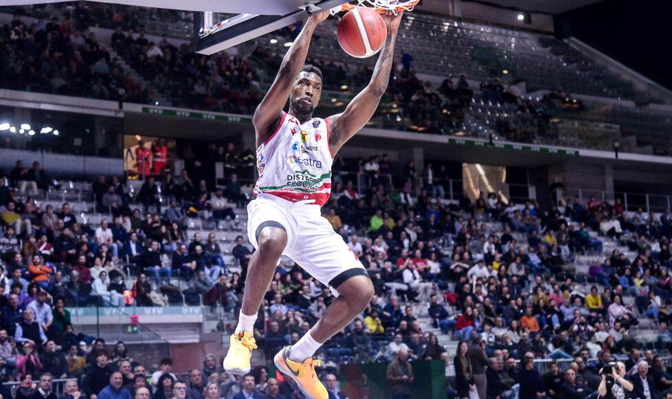 Una schiacciata di Varnado (foto Elisa Maestripieri/Pistoia  Basket)