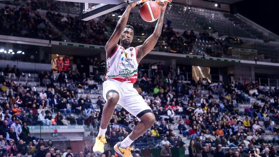 Una schiacciata di Varnado (foto Elisa Maestripieri/Pistoia Basket)