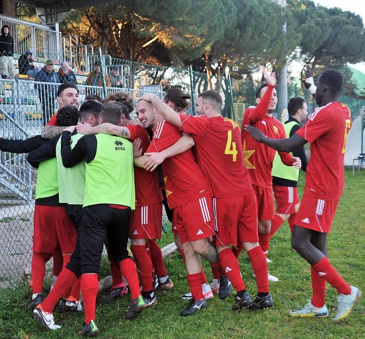 L’esultanza dopo un gol dello Scarlino nella gara giocata ieri pomeriggio valida per i quarti di Coppa. Adesso c’è la Gallianese (foto Giancarlo Grassi)