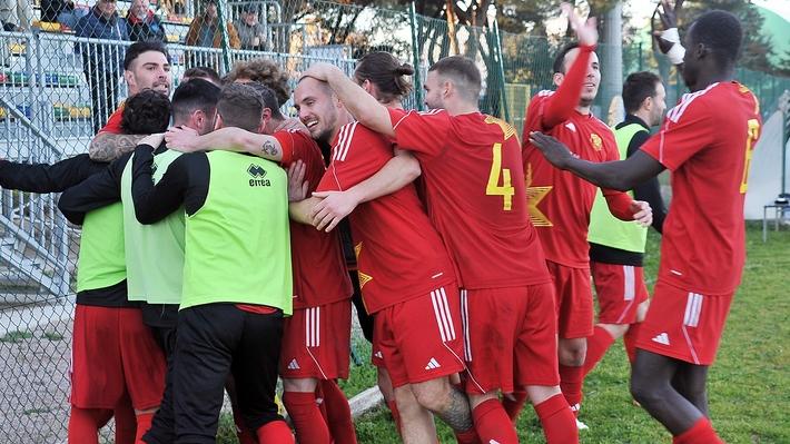 L’esultanza dopo un gol dello Scarlino nella gara giocata ieri pomeriggio valida per i quarti di Coppa. Adesso c’è la Gallianese (foto Giancarlo Grassi)